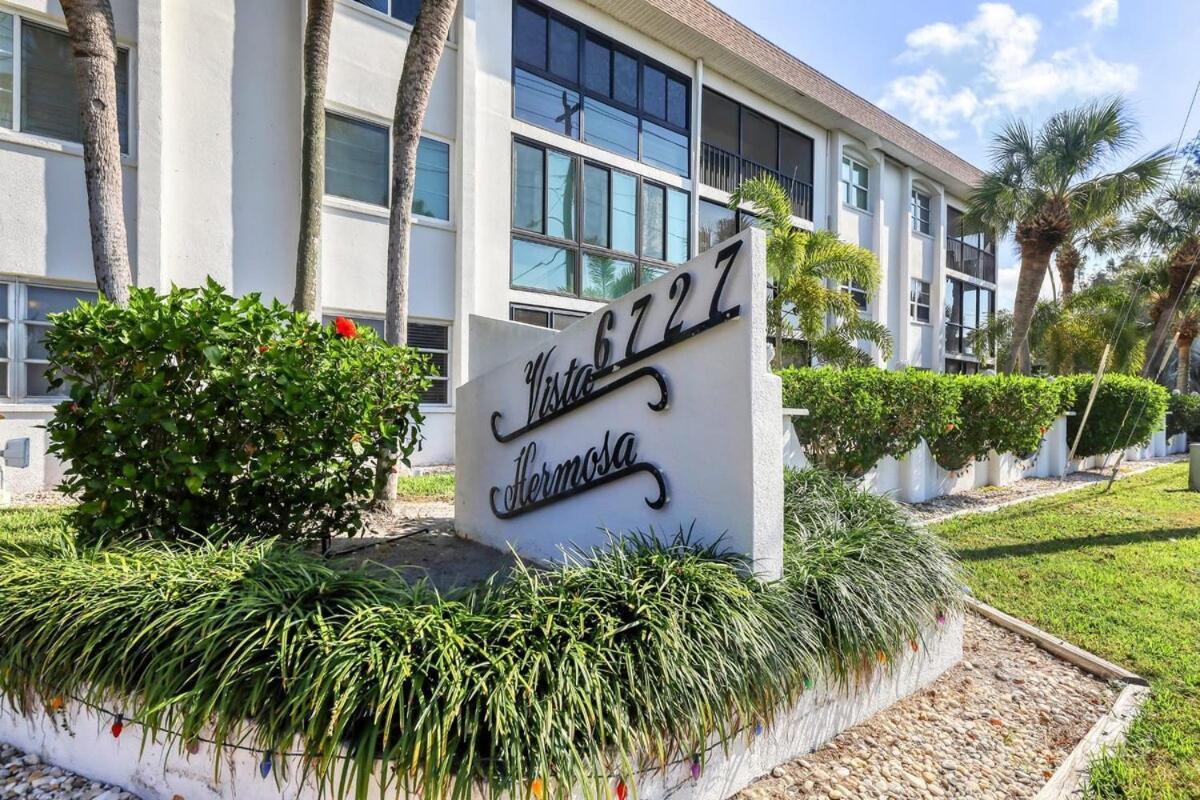 2 Bed 2 Bath Centrally Located On Siesta Key Holiday home