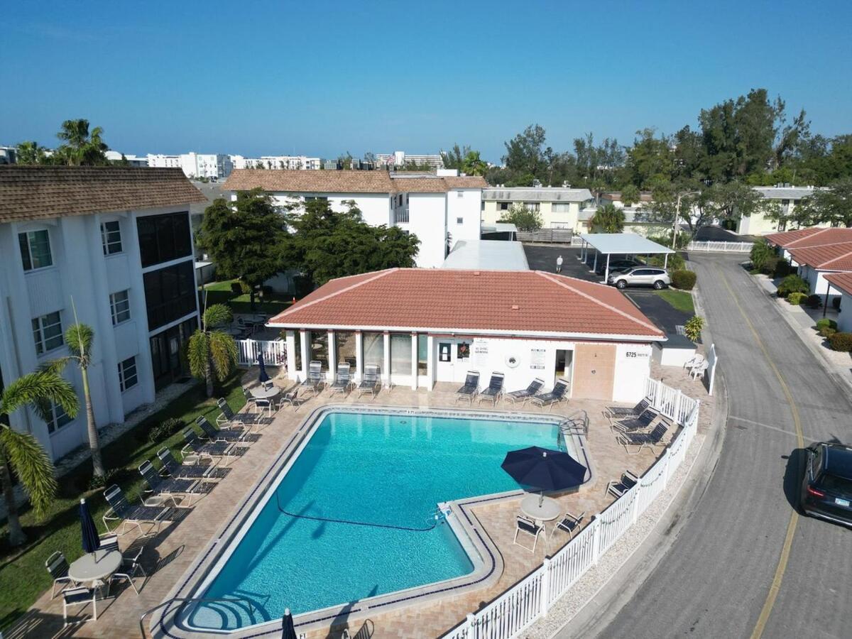 2 Bed 2 Bath Centrally Located On Siesta Key Holiday home *