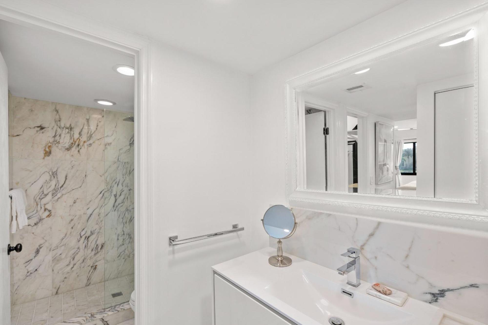 Apartment Modern Beachfront Sarasota