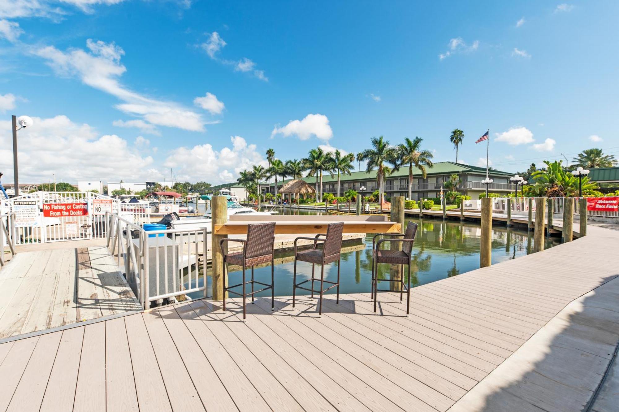 Bay Breeze Aparthotel