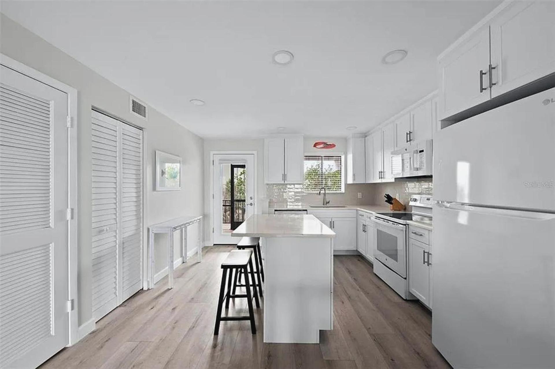 Lido Stylish Coastal Retreat