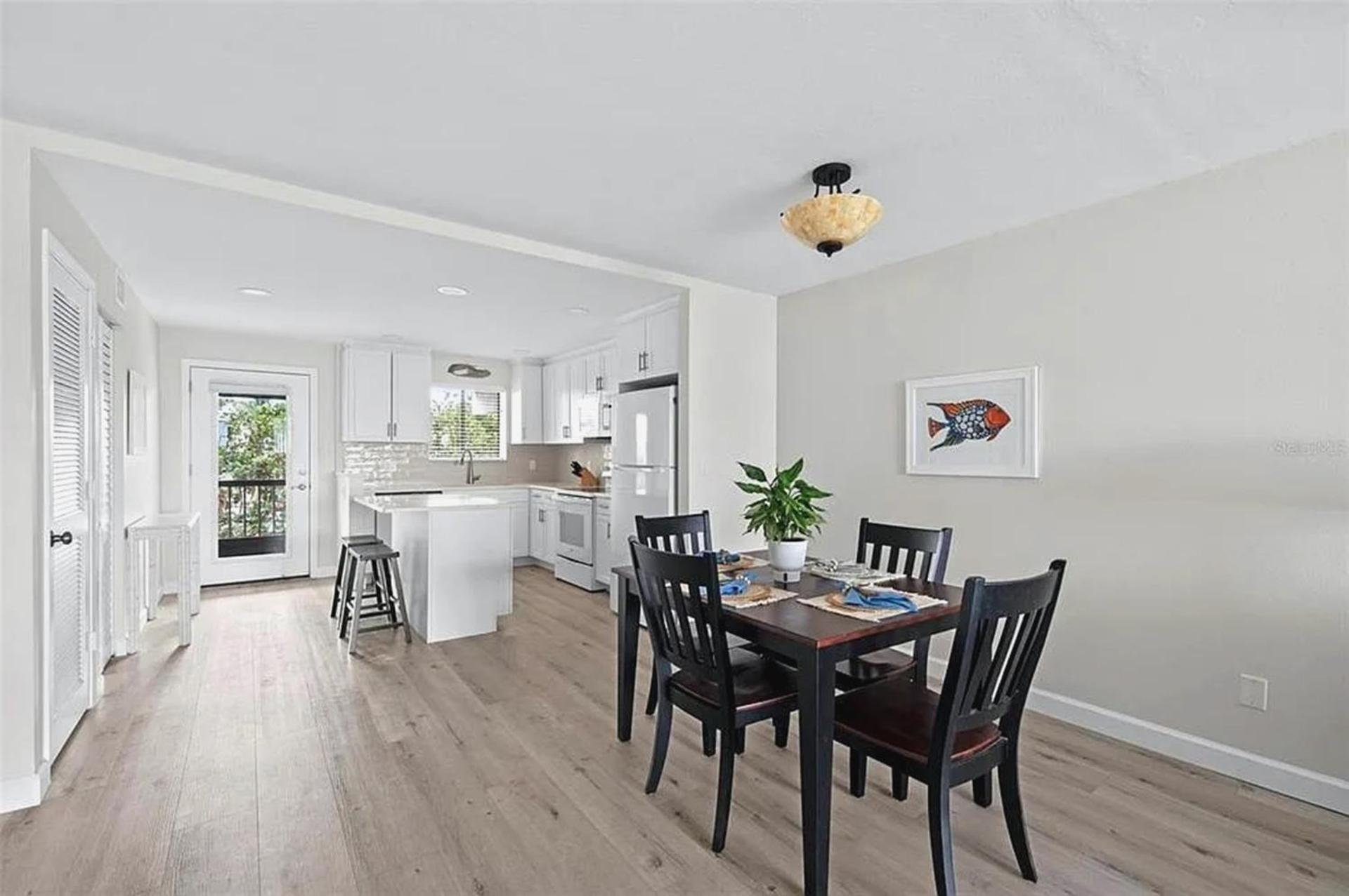 Lido Stylish Coastal Retreat Apartment