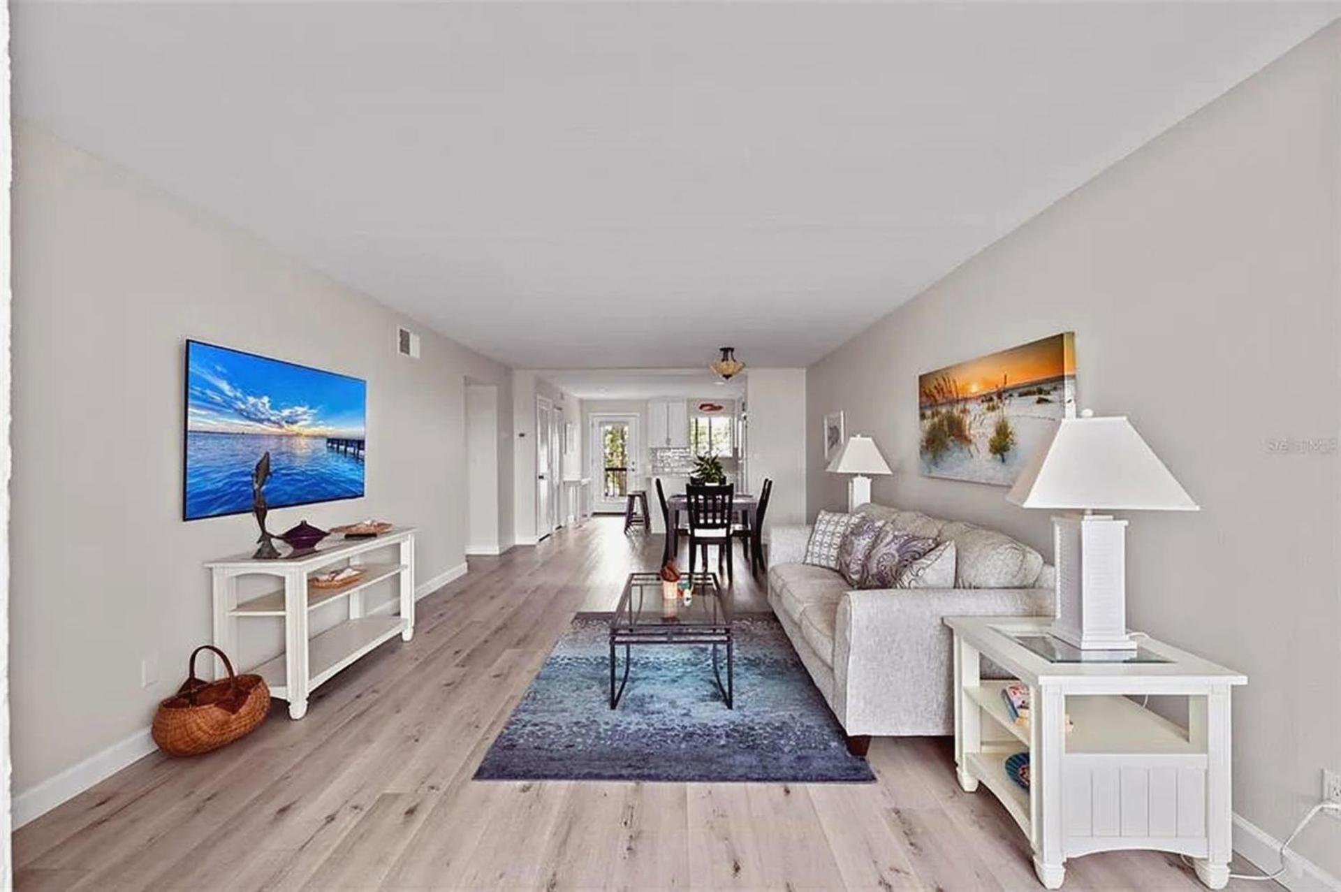 Lido Stylish Coastal Retreat Apartment *