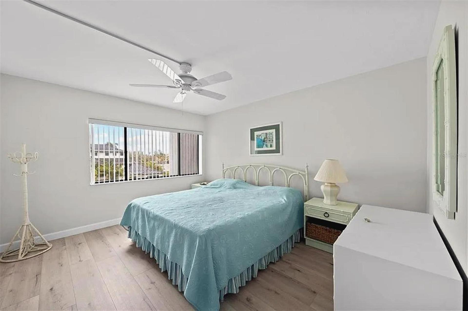 Lido Stylish Coastal Retreat Apartment
