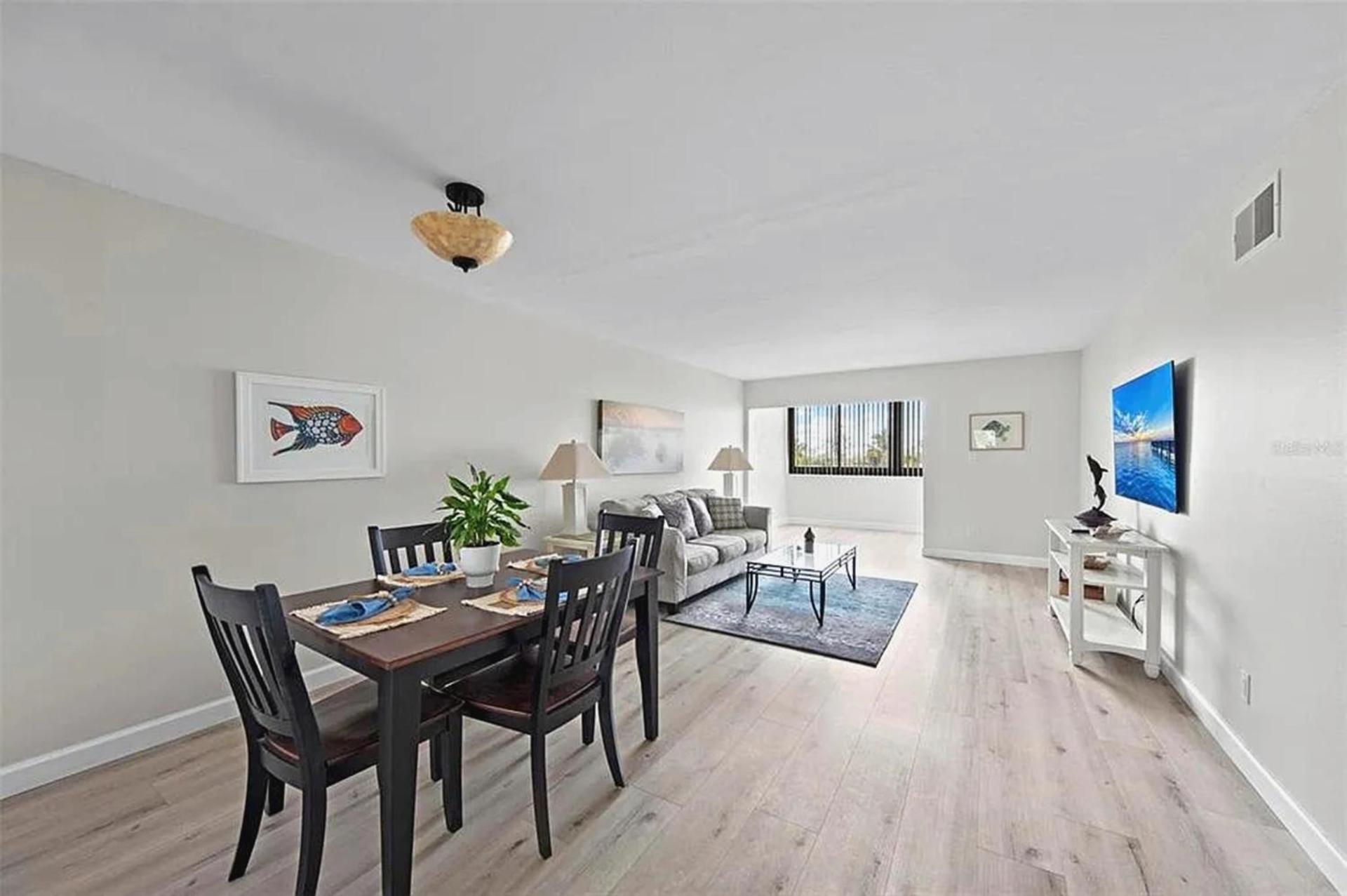 Lido Stylish Coastal Retreat Apartment *