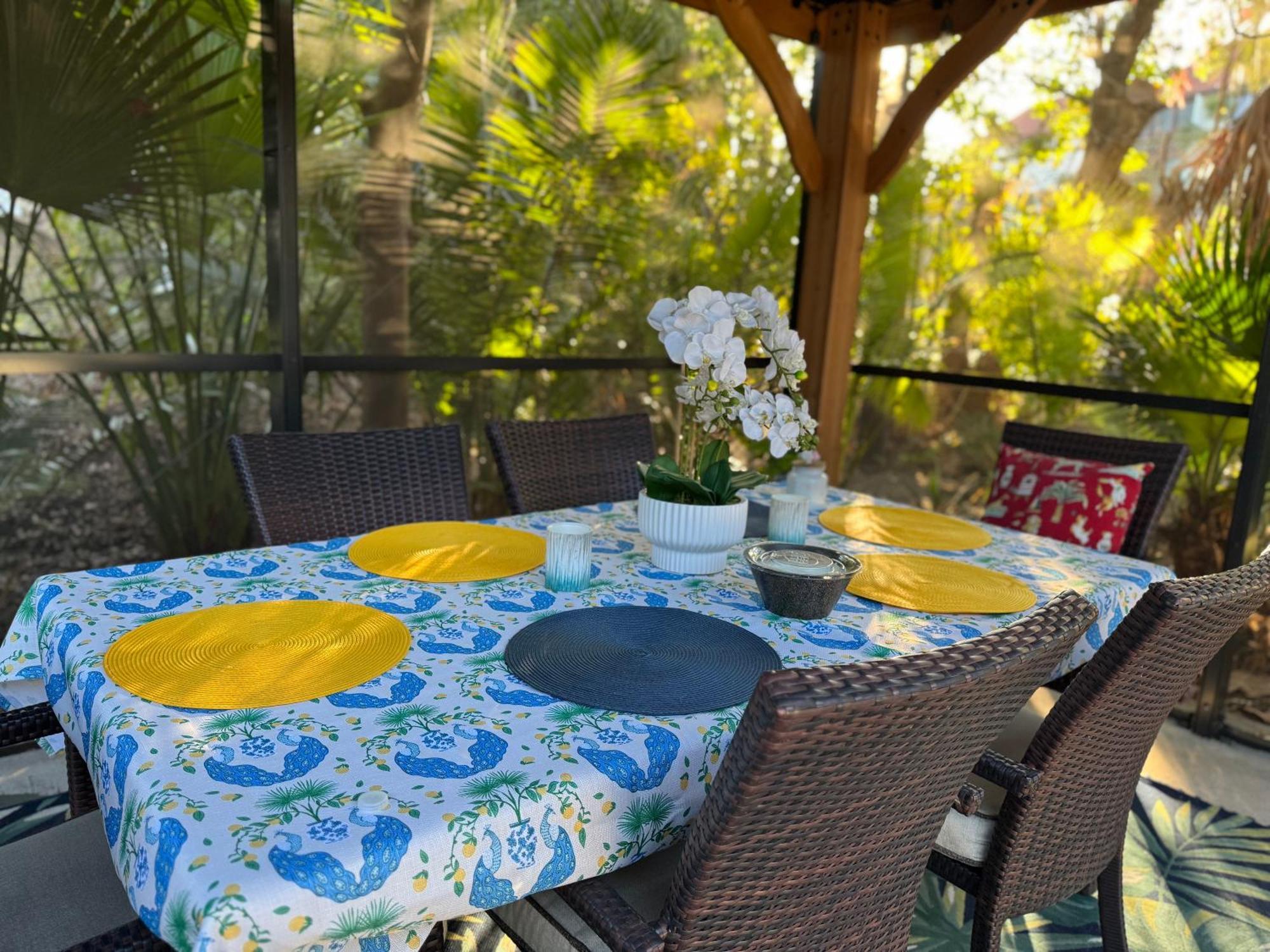 Location Siesta 1 Mile Away With Hot