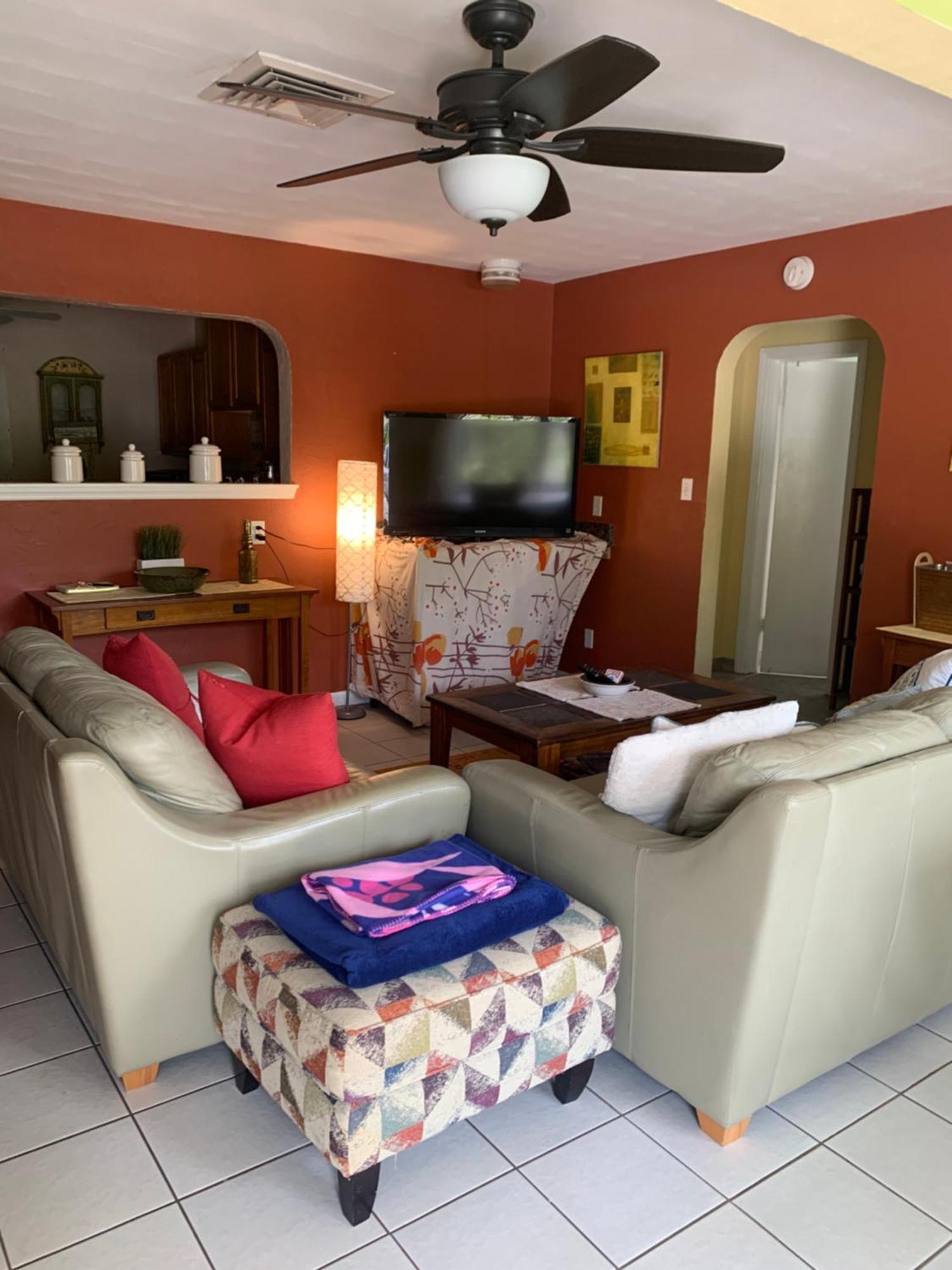 Cozy Near Beaches And Downtown