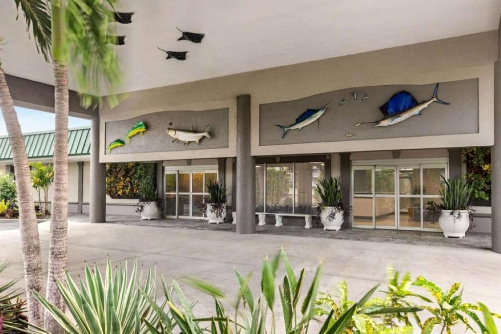 Hotel Bay-7150 N Tamiami Trail