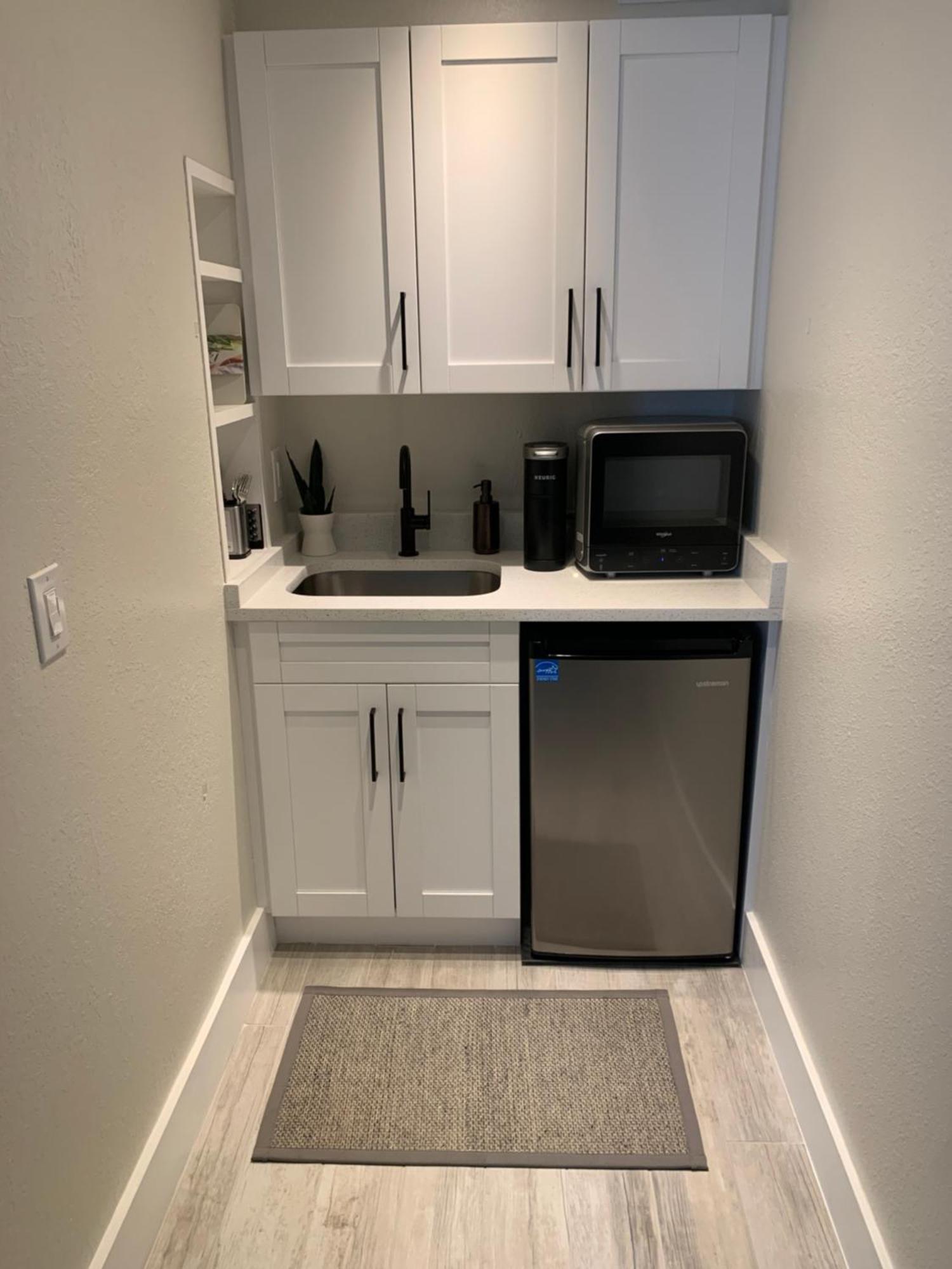 Bay-7150 N Tamiami Trail 5*