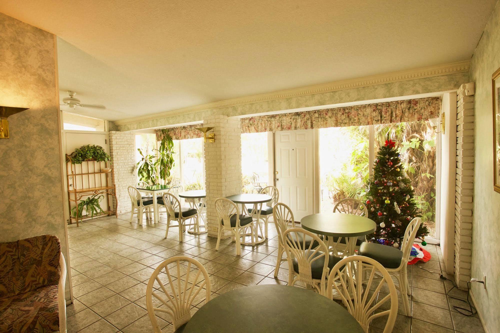 Golden Host Motel