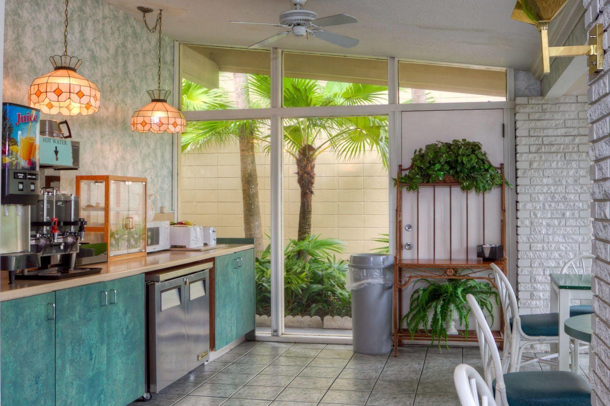 Motel Golden Host 3*