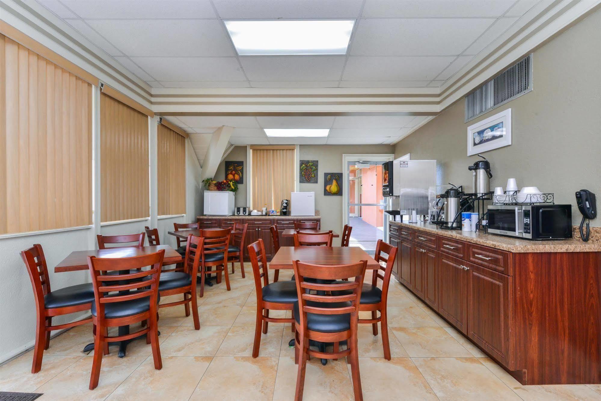 Americas Value 2* Sarasota