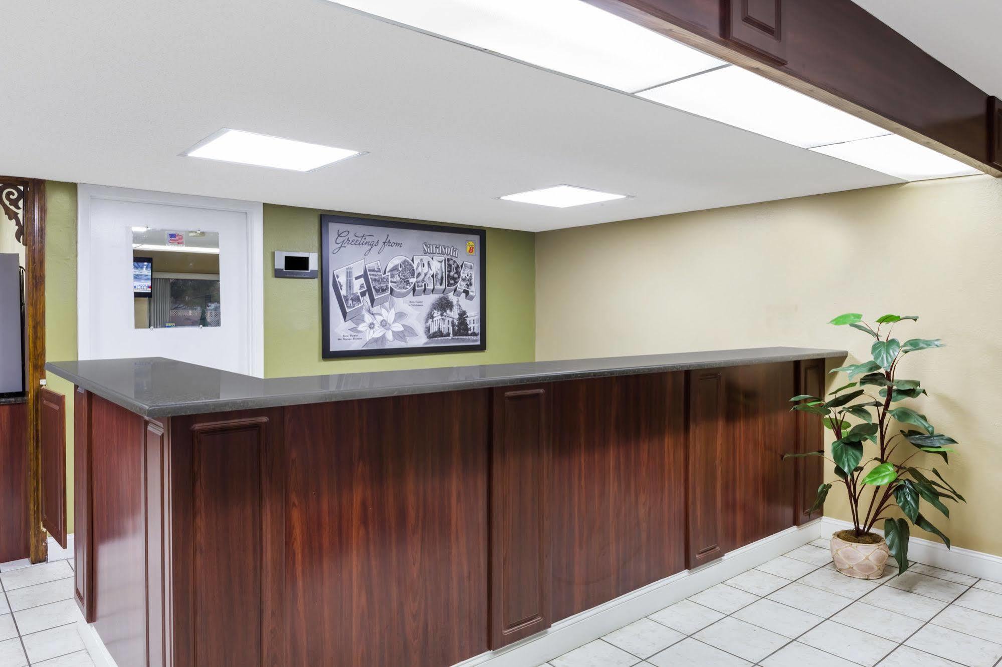 Super 8 By Wyndham Sarasota Near Siesta Key 2*