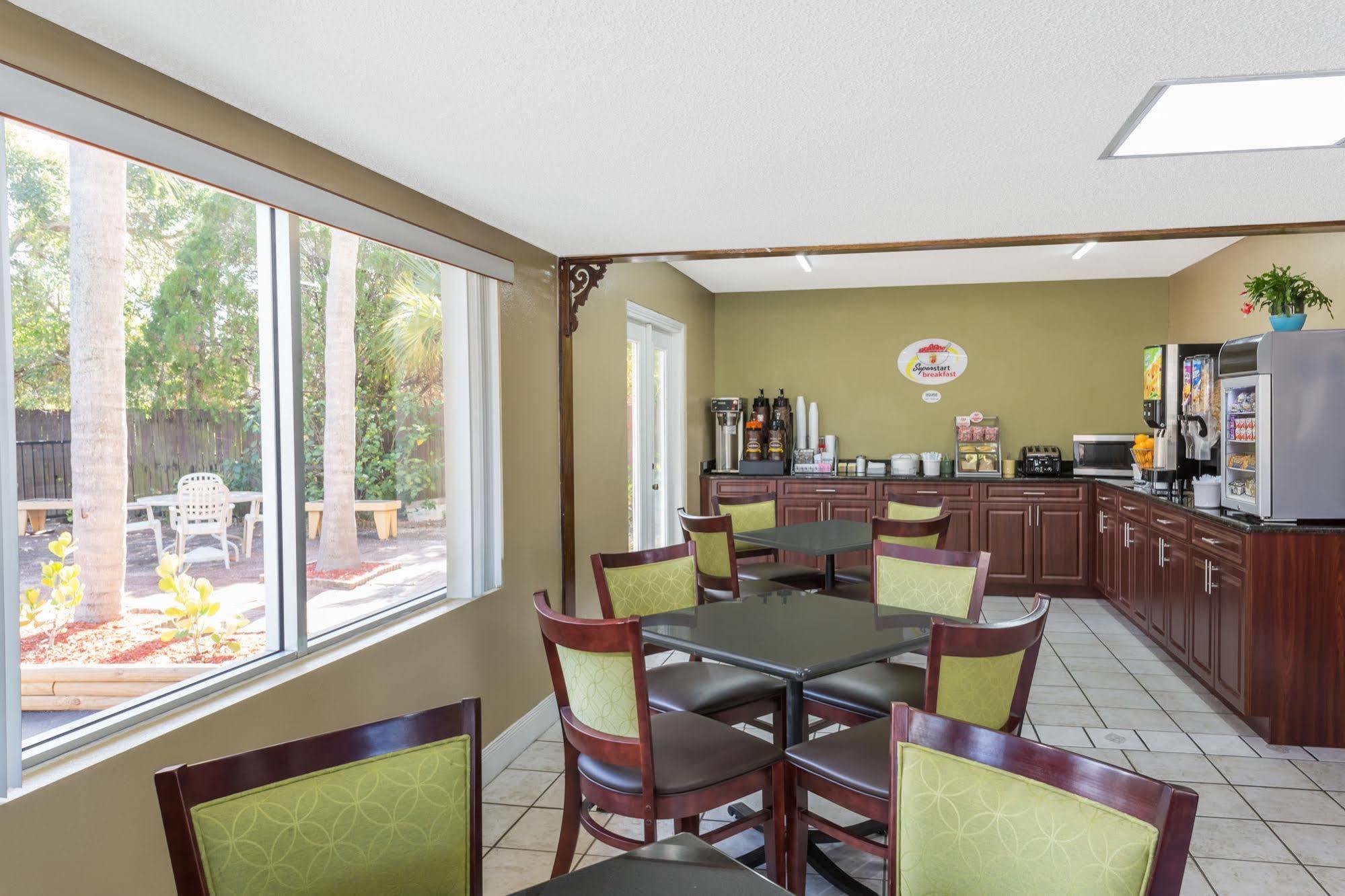 Super 8 By Wyndham Sarasota Near Siesta Key 2* Sarasota