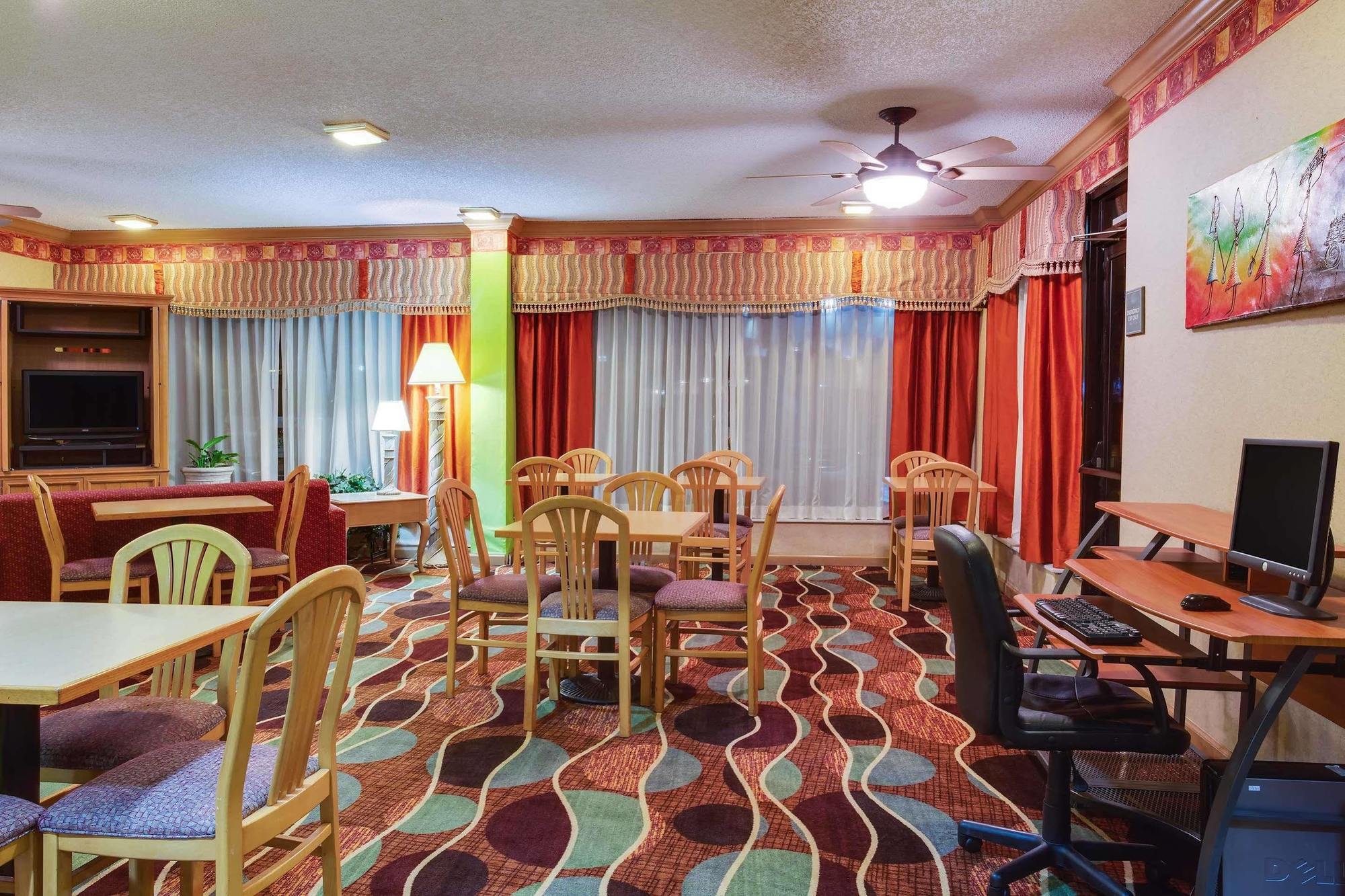 Days By Wyndham Bay Hotel Sarasota