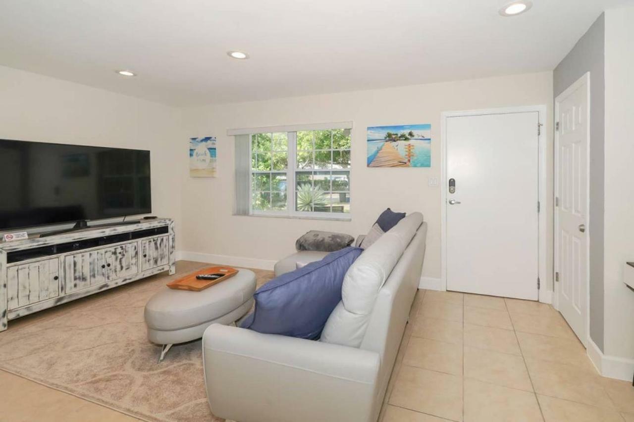 Lovely - Close To Siesta, Shops & Dining