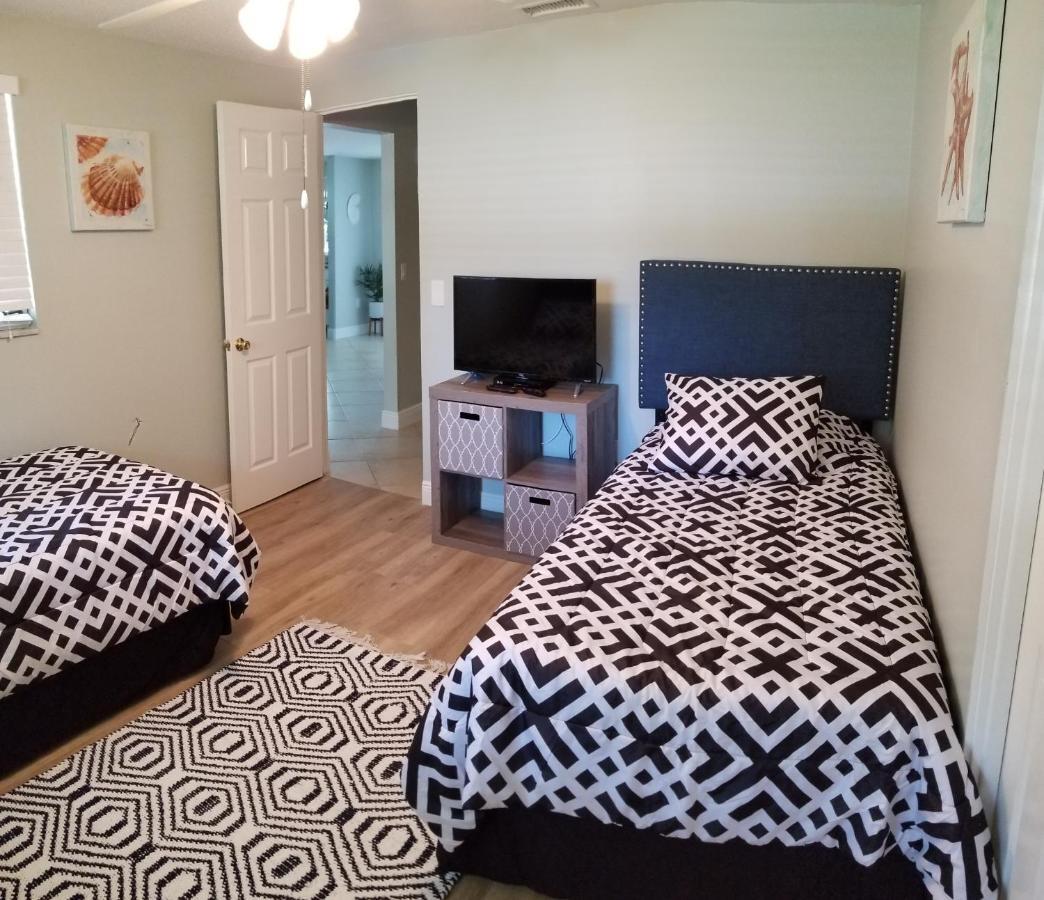 Pool On Gulf Gate 5min Away From Siesta Key Holiday home *