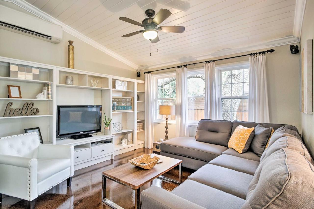 Holiday home Chic Near Beaches And Downtown!