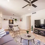 *Eclectic Hidden Gem / Tiki Bar And Pool*