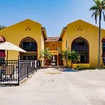*Eclectic Hidden Gem / Tiki Bar And Pool*