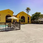 *Eclectic Hidden Gem / Tiki Bar And Pool*