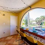 *Eclectic Hidden Gem / Tiki Bar And Pool*