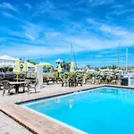 Heated Pool, Bunk Beds, King Bed, Huge Tv, Marina, Tiki Bar