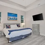 Courtyard Home With Pool, Spa & Sauna Close To Beach & City Center