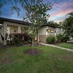 Courtyard Home With Pool, Spa & Sauna Close To Beach & City Center