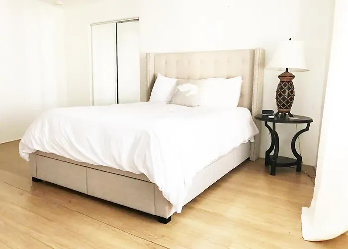 Burns Court Apartment