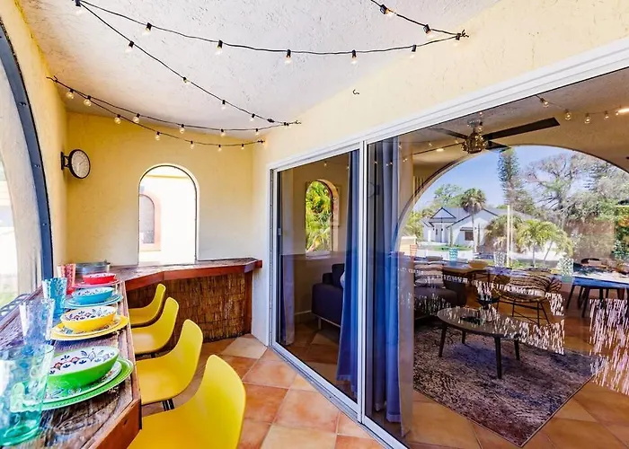 *Eclectic Hidden Gem / Tiki Bar And Pool*