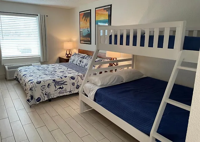 Heated Pool, Bunk Beds, King Bed, Huge Tv, Marina, Tiki Bar