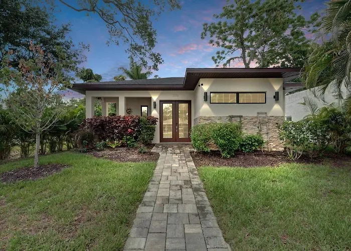 Courtyard Home With Pool, Spa & Sauna Close To Beach & City Center