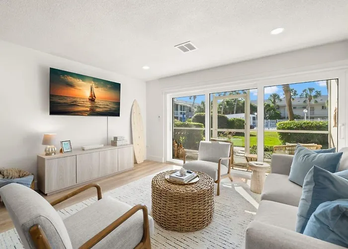 New! Kingston Cabana - Newly Renovated Condo With Pool & Hot Tub, Walk To The Beach!
