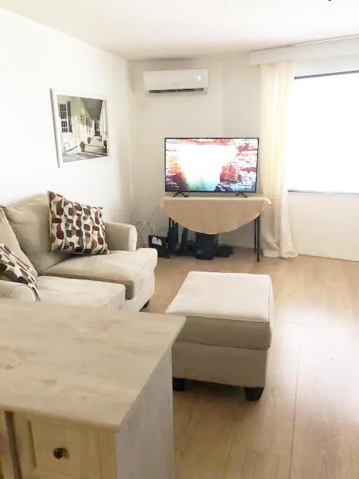 Burns Court Apartment *