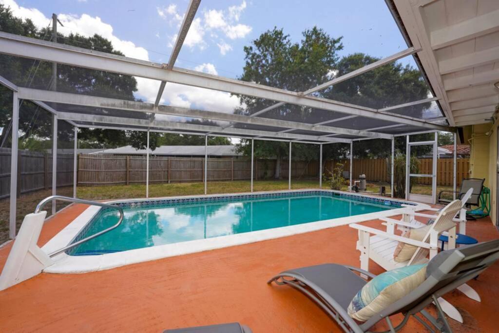 Holiday home Pool - Close To Beaches, Food, Downtown!