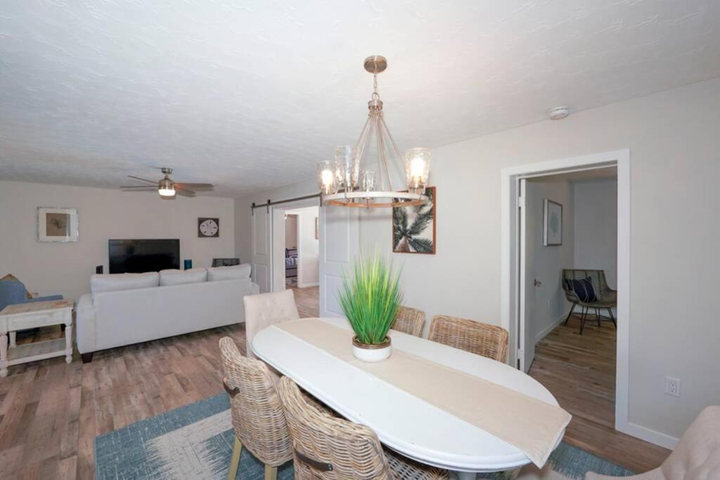 Pool - Close To Beaches, Food, Downtown!