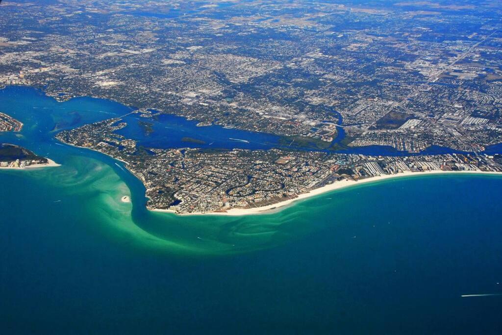 Siesta Key Village-suite #4: A Block To The Beach!