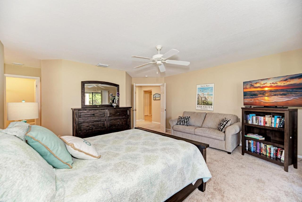 Village Des Pins 3645, 2 Bedrooms, Pool Access, Wifi, Hot Tub, Sleeps 4 Holiday home