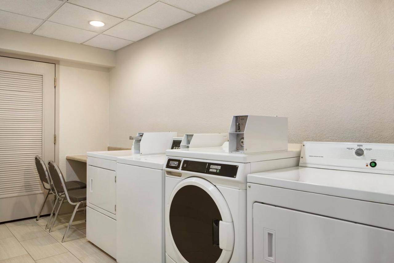 Express & East By Ihg Hotel Sarasota