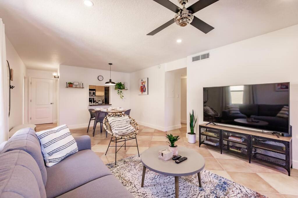 *eclectic Hidden Gem / Tiki Bar And Pool* Apartment Sarasota