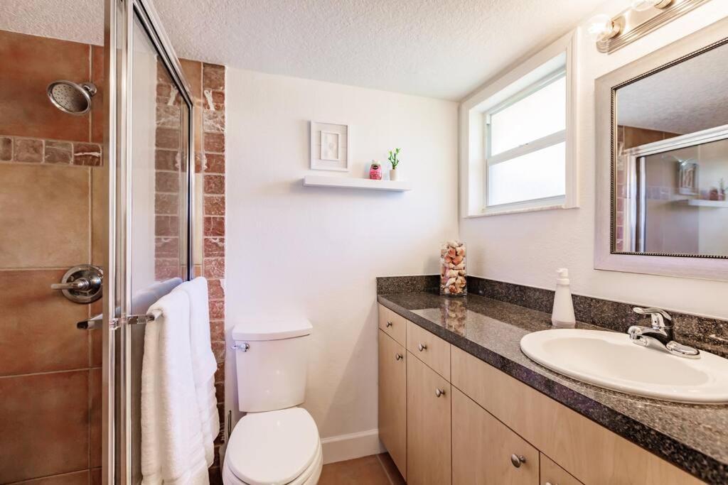*eclectic Hidden Gem / Tiki Bar And Pool* Apartment Sarasota