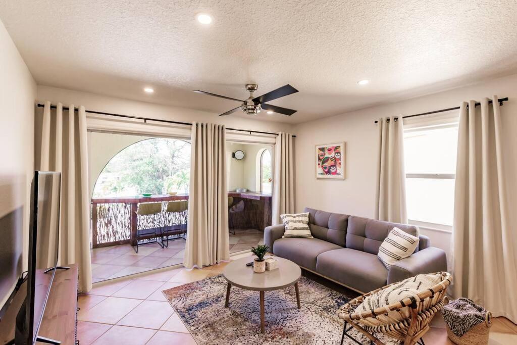 *eclectic Hidden Gem / Tiki Bar And Pool* * Sarasota