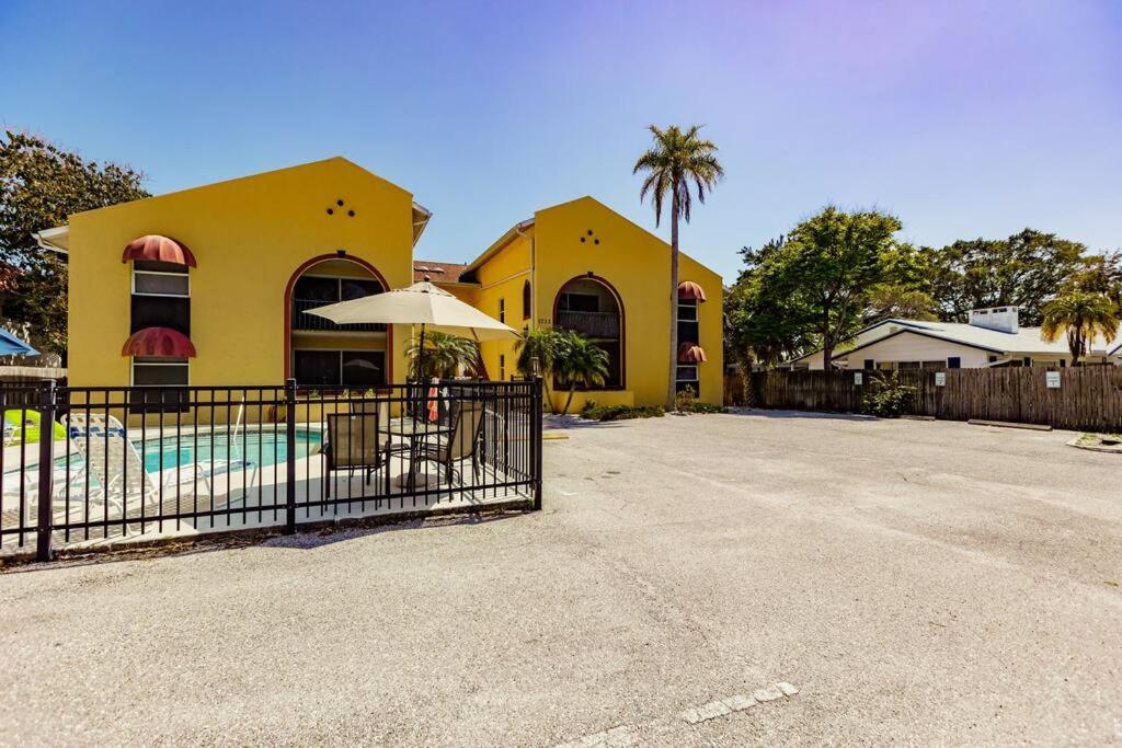 *eclectic Hidden Gem / Tiki Bar And Pool*