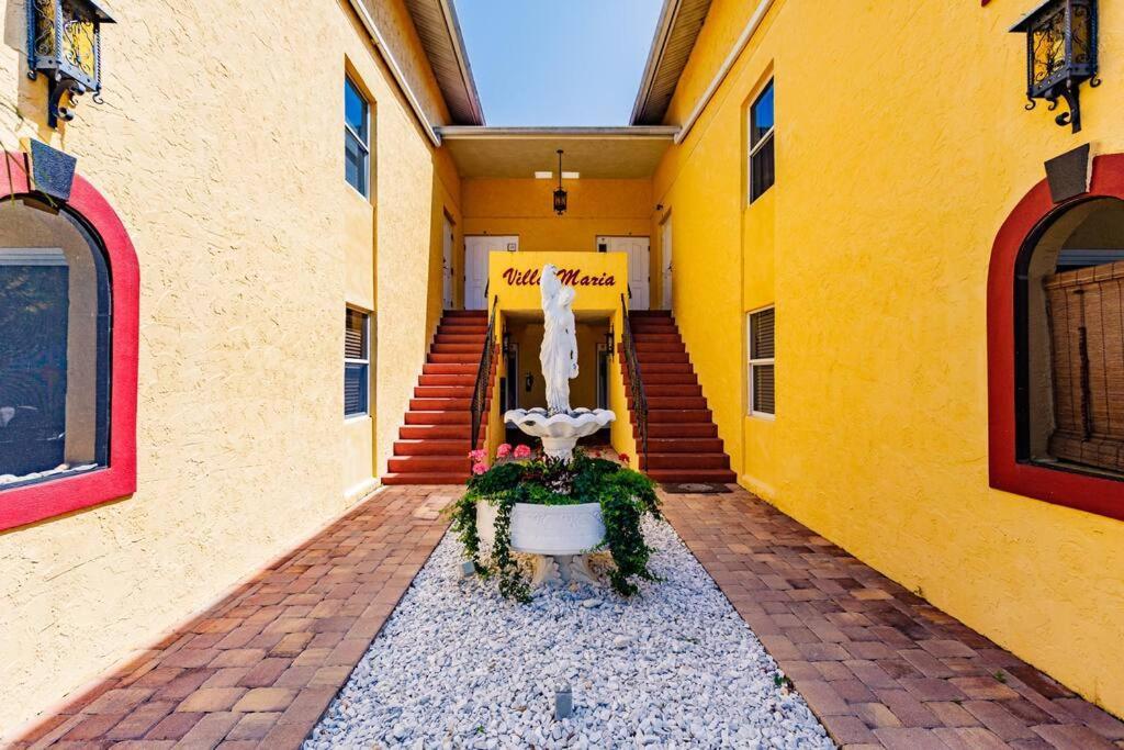 *eclectic Hidden Gem / Tiki Bar And Pool*