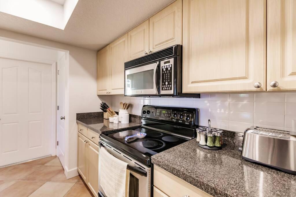 *eclectic Hidden Gem / Tiki Bar And Pool* Apartment *