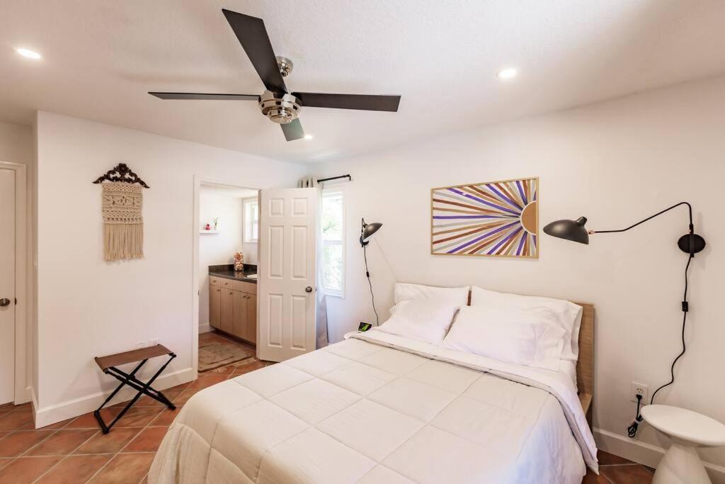 *eclectic Hidden Gem / Tiki Bar And Pool* *