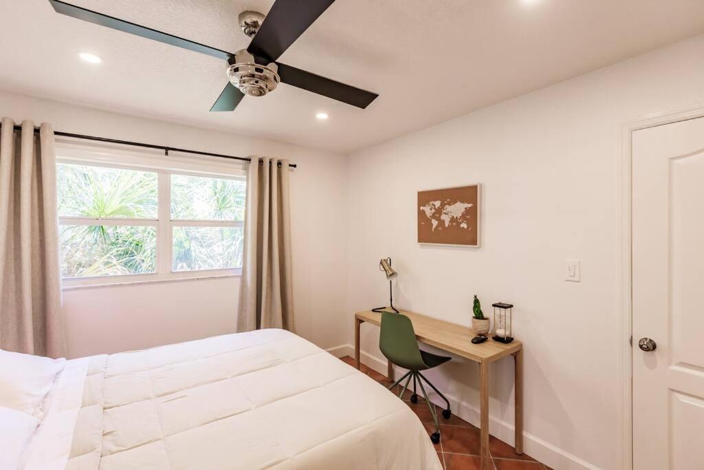 *eclectic Hidden Gem / Tiki Bar And Pool* Apartment Sarasota