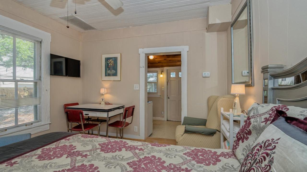 Perfect Downtown Space-walk To Library, Theater Apartment