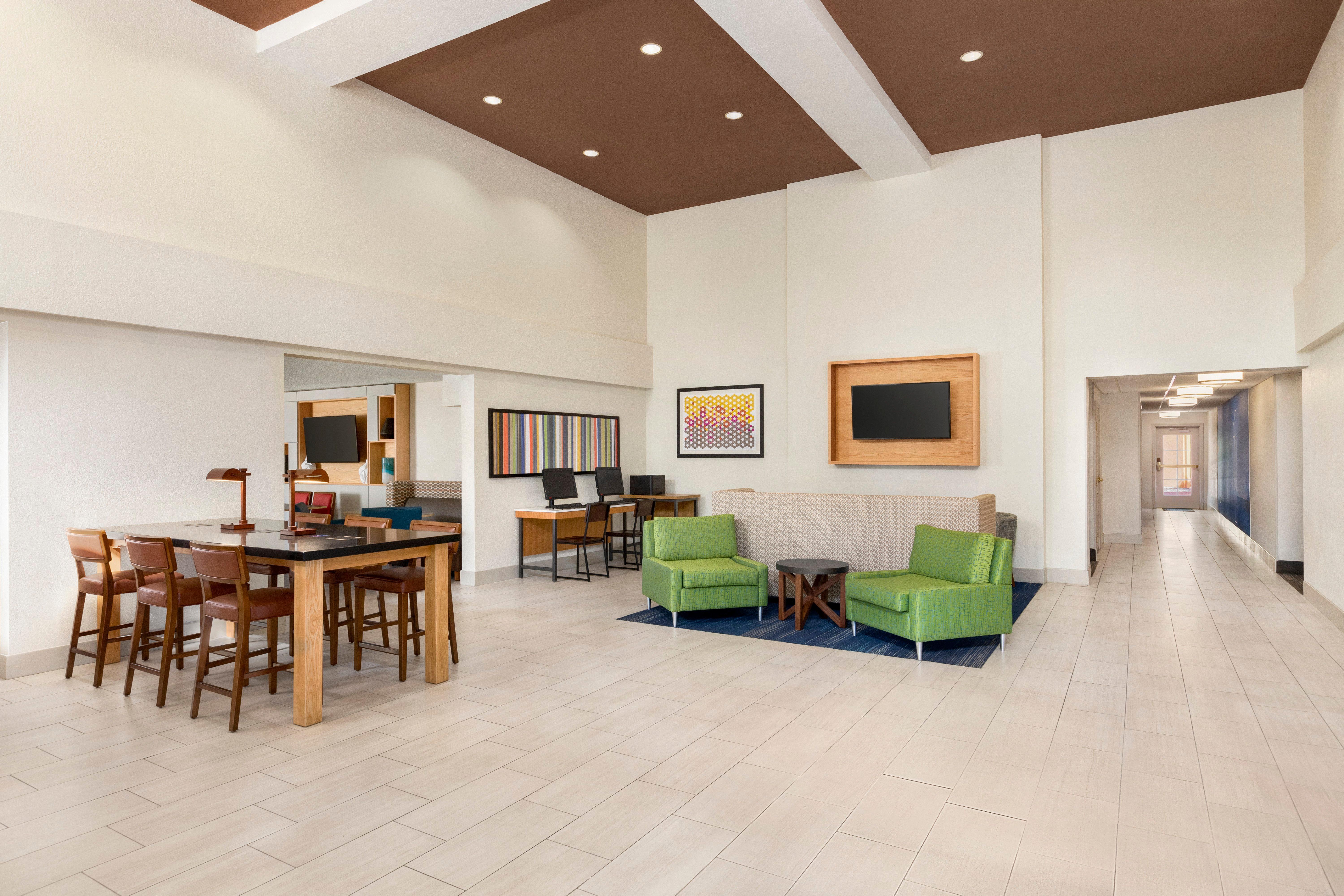 Express & East By Ihg Hotel Sarasota